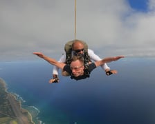 <p>Hawaje, skok ze spadochronem w najpiękniejszej strefie zrzutu na świecie</p>